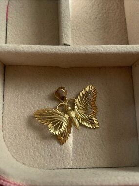 10k yellow gold butterfly pendant🩷